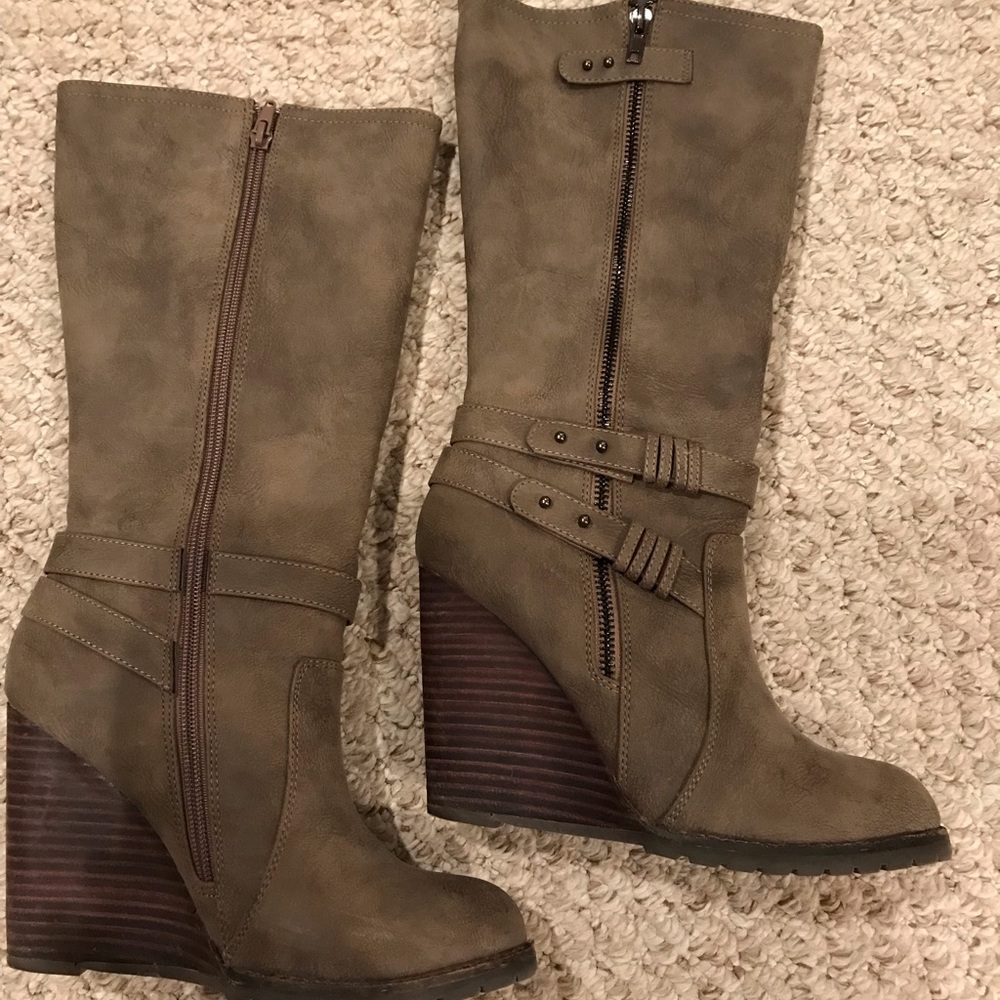 Very Volatile Women’s Wedge Boots - Picture 2 of 10